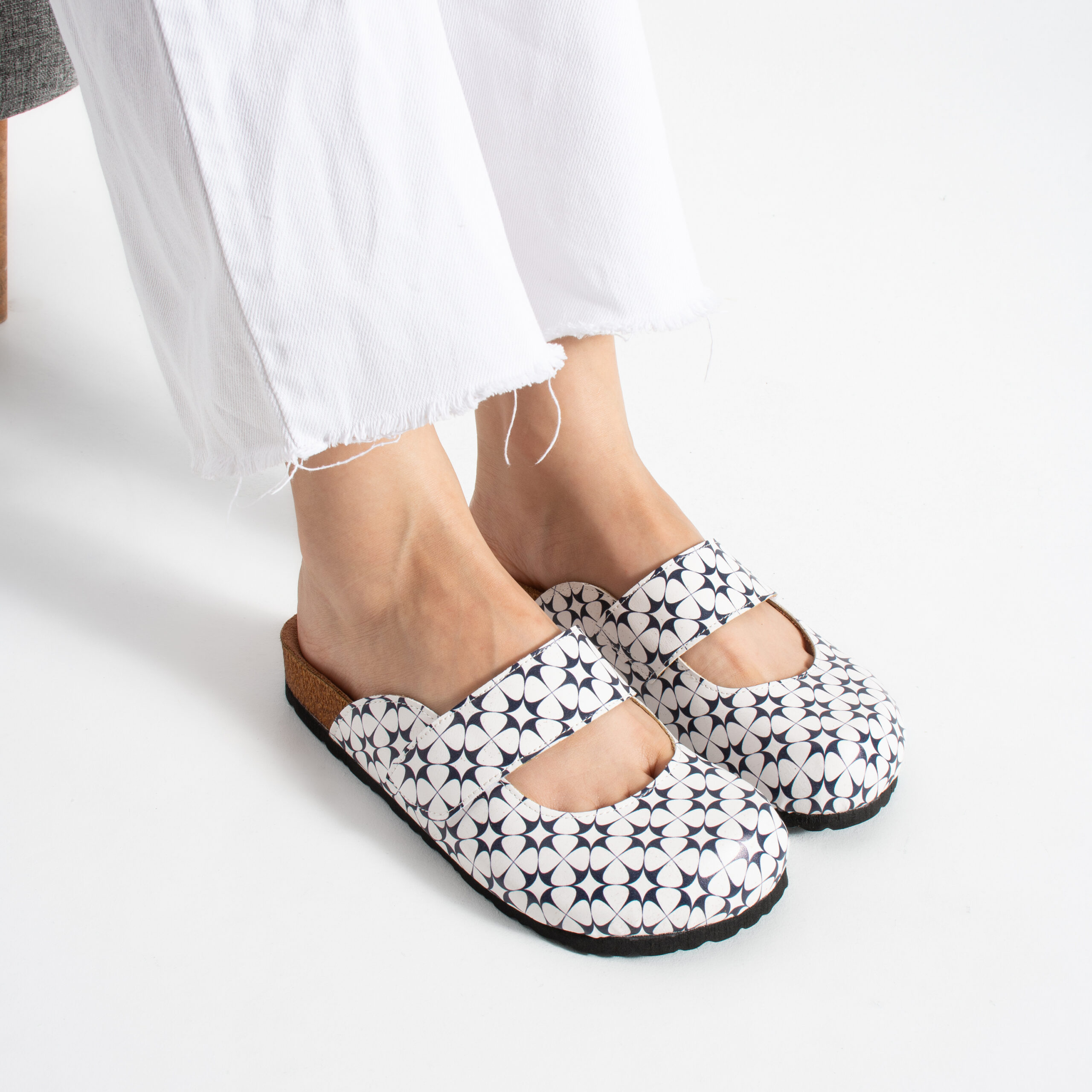 Zuecos planos estampados Zuecos de mujer Шарени Zuecos planos estampados