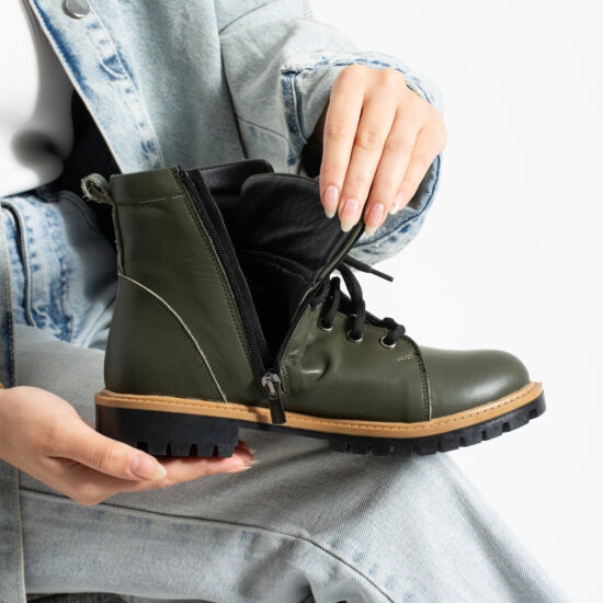 Botas verdes de mujer de piel - vista lateral